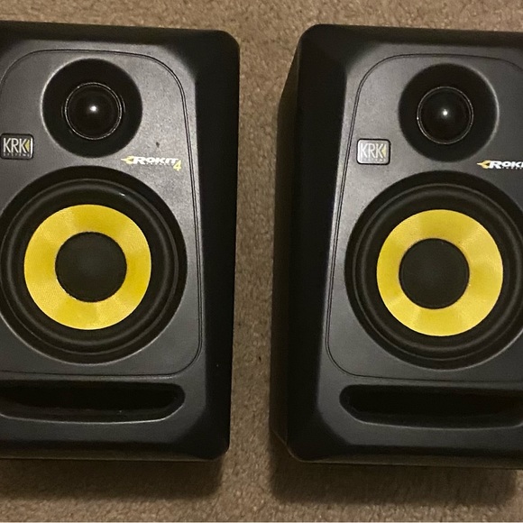 Pair of KRK ROKIT 4
2-way powered studio monitor with 4" woofer and 1" tweeter - Picture 7 of 14